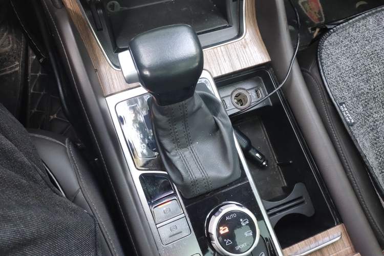 Used Roewe RX8 2018 30T Smart Connectivity All-Wheel Drive Supreme Edition
