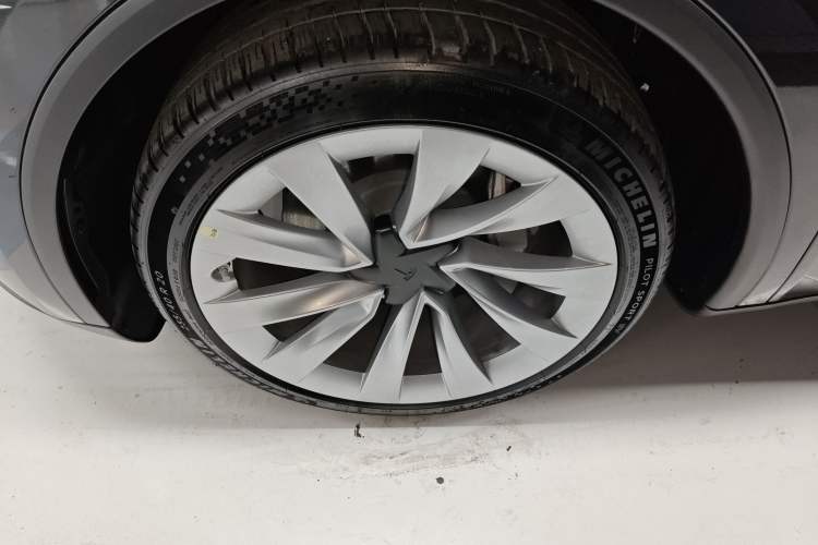 Used Tesla Model Y 2025 Long-Range All-Wheel-Drive Version

