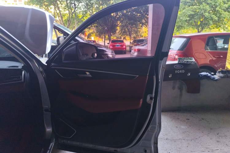 Used Changan CS85 COUPE 2019 1.5T DCT Dynamic Version China VI Standard
