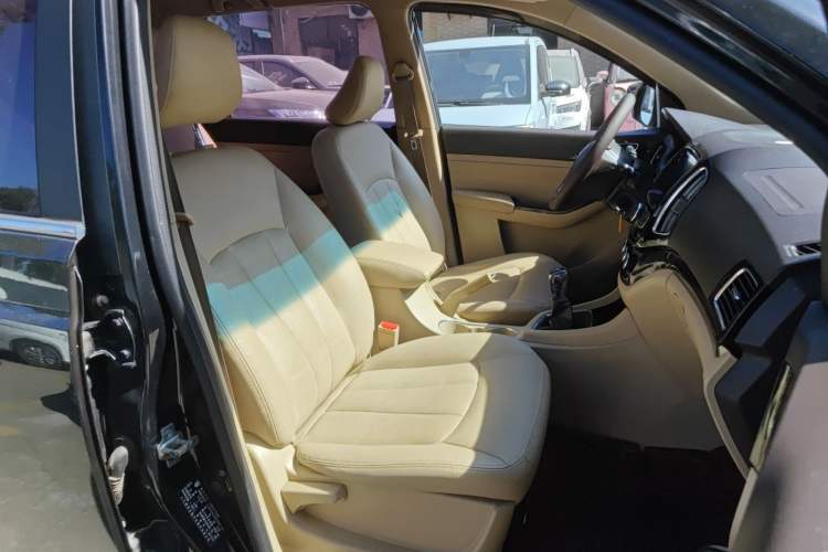 Used Baojun 730 2014 1.5L manual Comfort ESP version 7 seats
