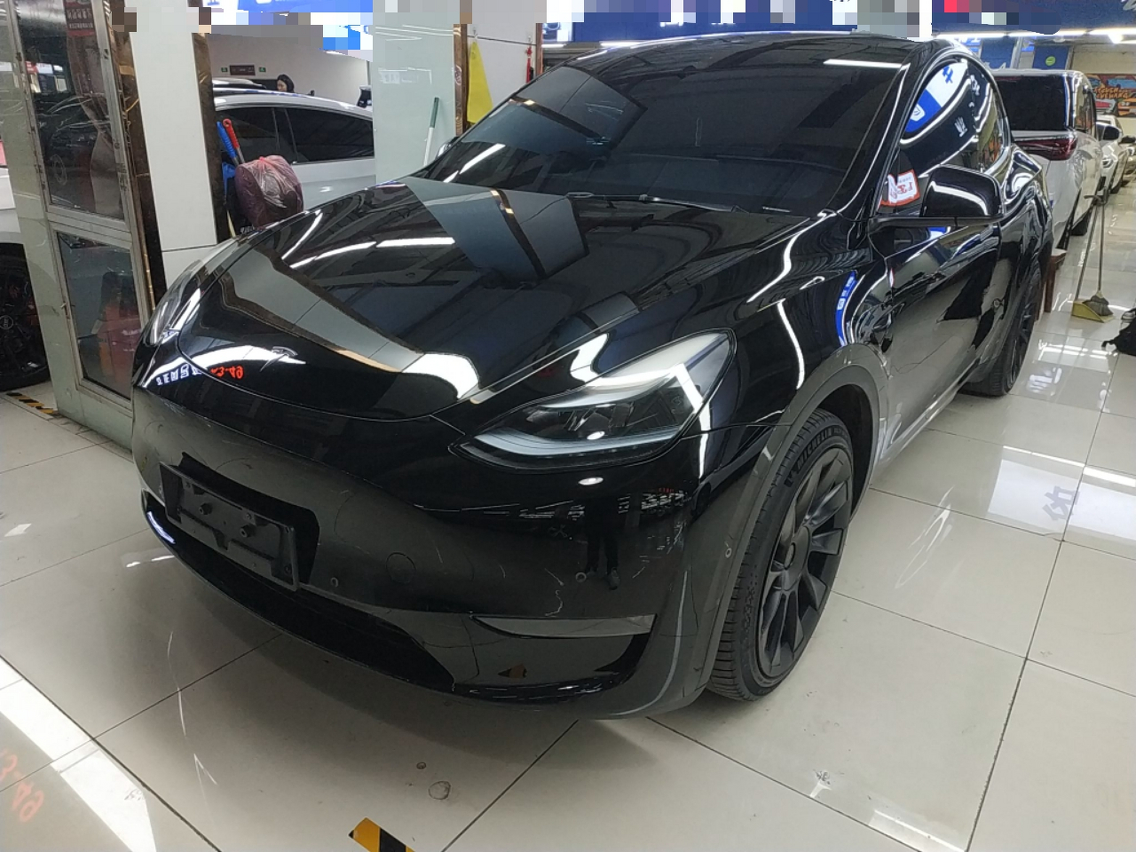 Под передней частью автомобиля