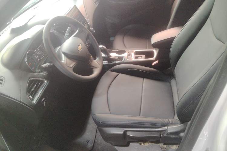 Used Chevrolet Cruze 2017 1.5L Hatchback Automatic Pioneer Sunroof Edition
