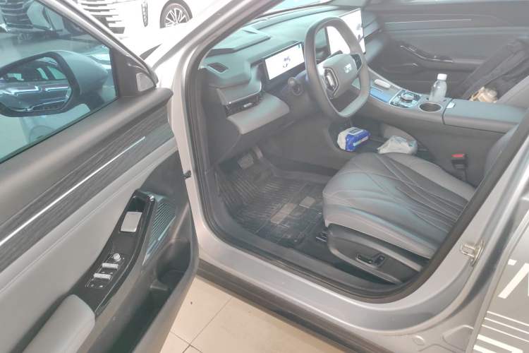 Used  L6 2025 EM-i 140km Starship Edition
