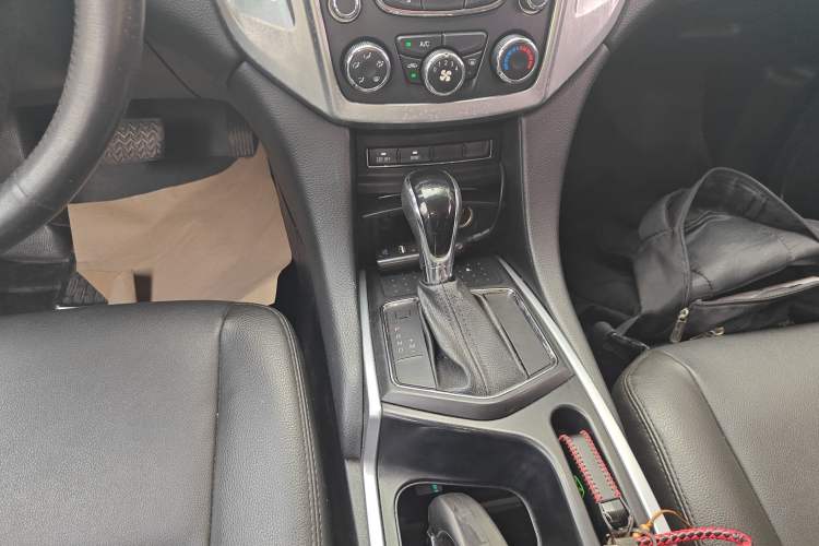 Used JMC Yusheng S350 2013 2.4T Automatic 2WD Diesel Luxury Edition 5 Seats
