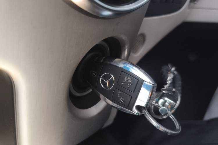 Used Mercedes-Benz GLK-Class 2013 GLK 300 4MATIC Dynamic Sunroof Model