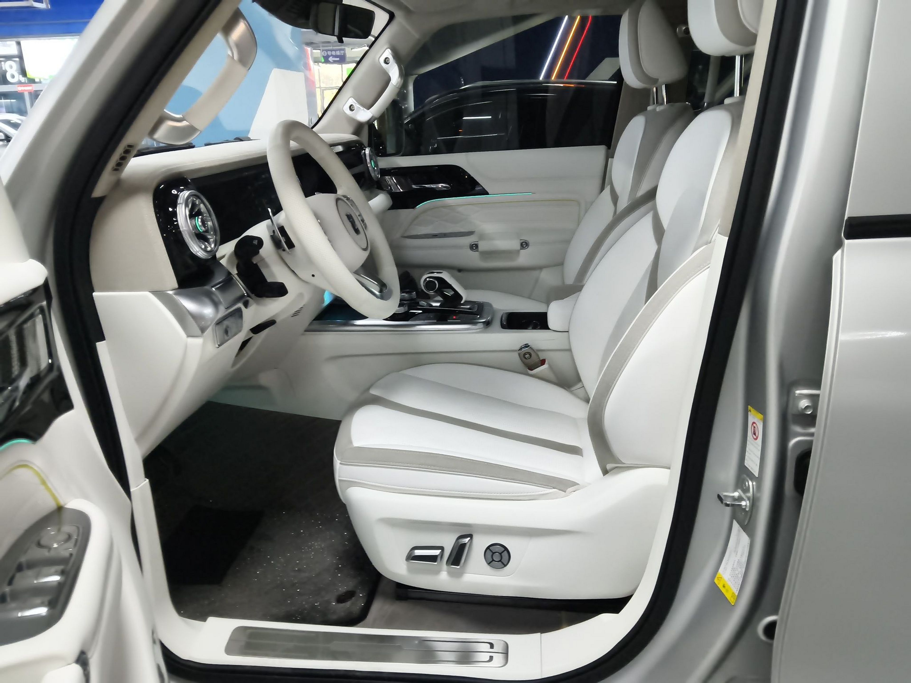 المقاعد الأمامية داخل السيارة