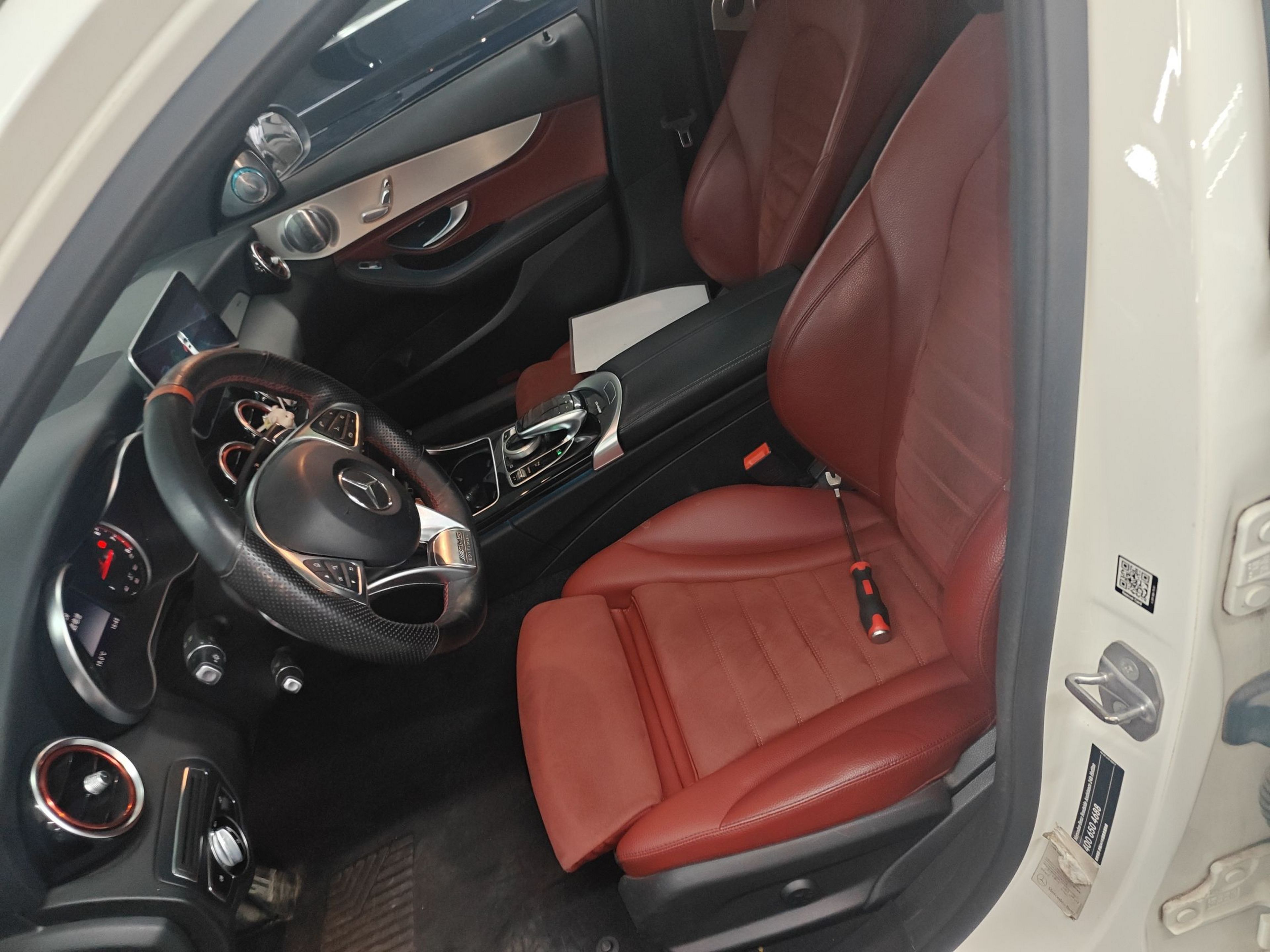 المقاعد الأمامية داخل السيارة