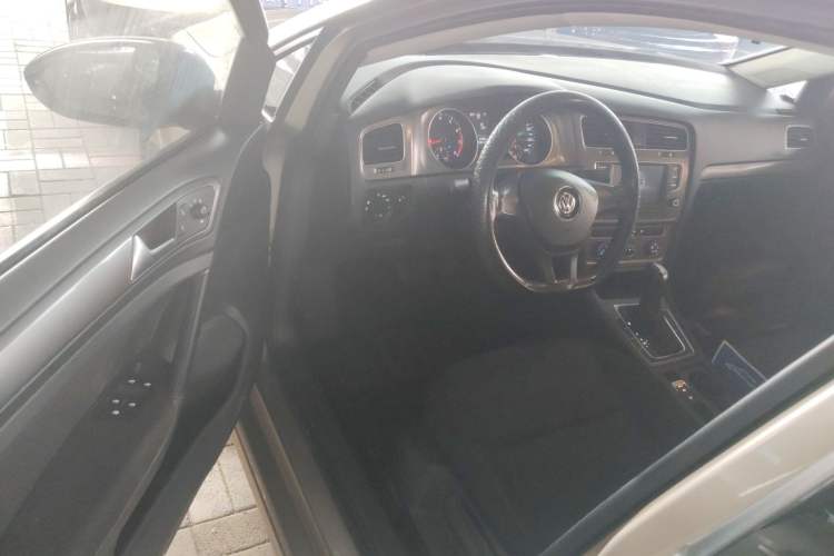 Used Volkswagen Golf 2016 1.6L Automatic Fashion Model
