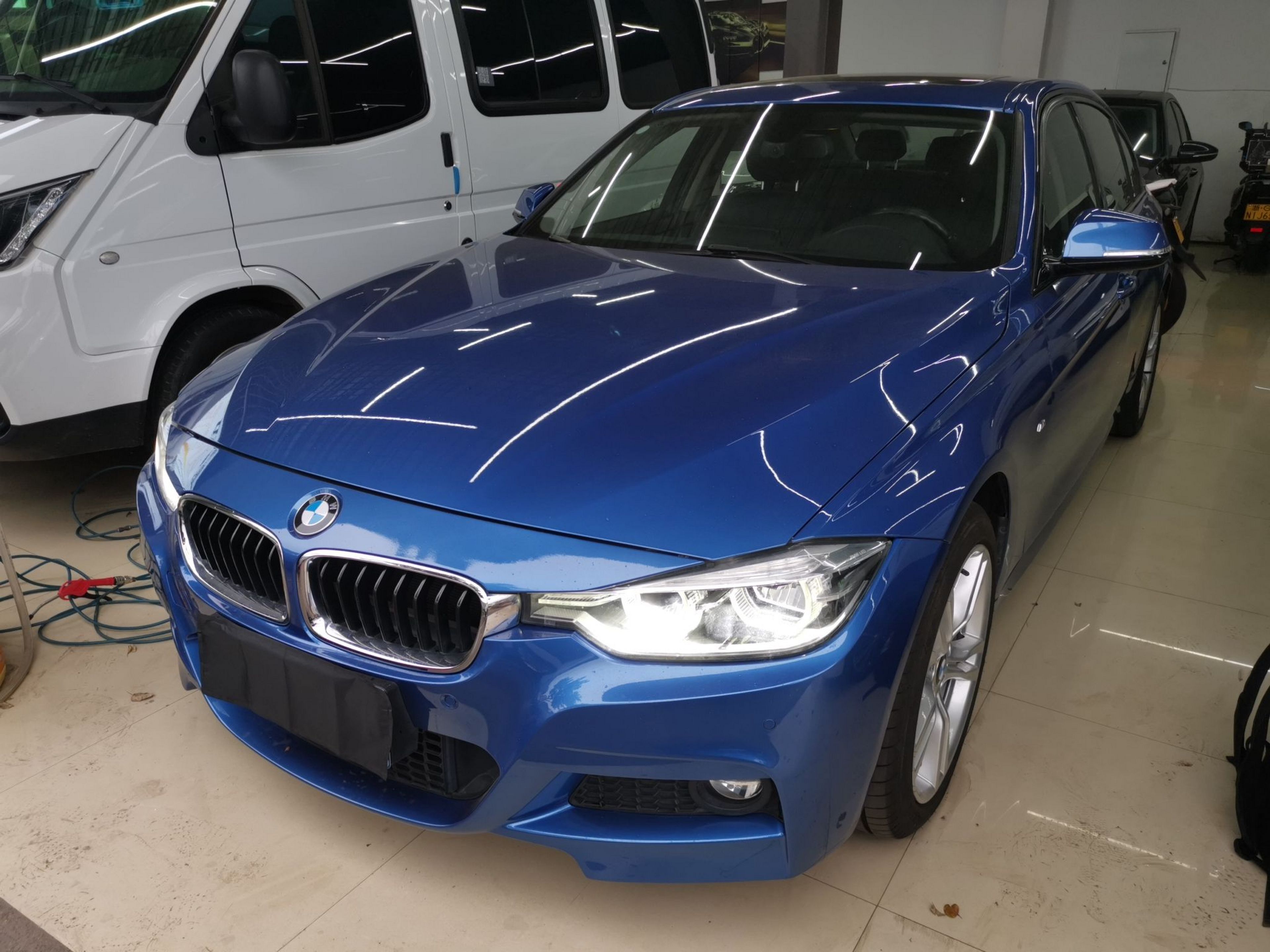 Под передней частью автомобиля