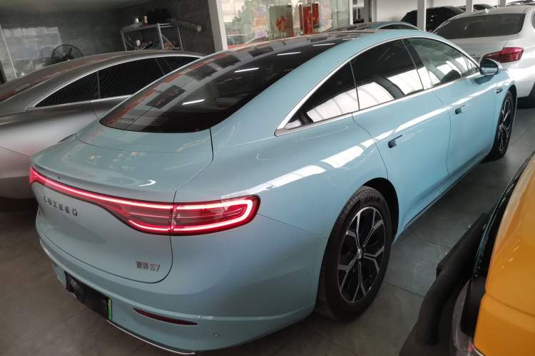 Used Hima Luxeed S7 2025 855 km Max
