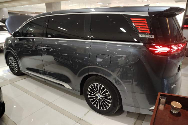 Used Denza D9 2025 DM-i Intelligent Drive 1020 Four-Wheel Drive Flagship Model