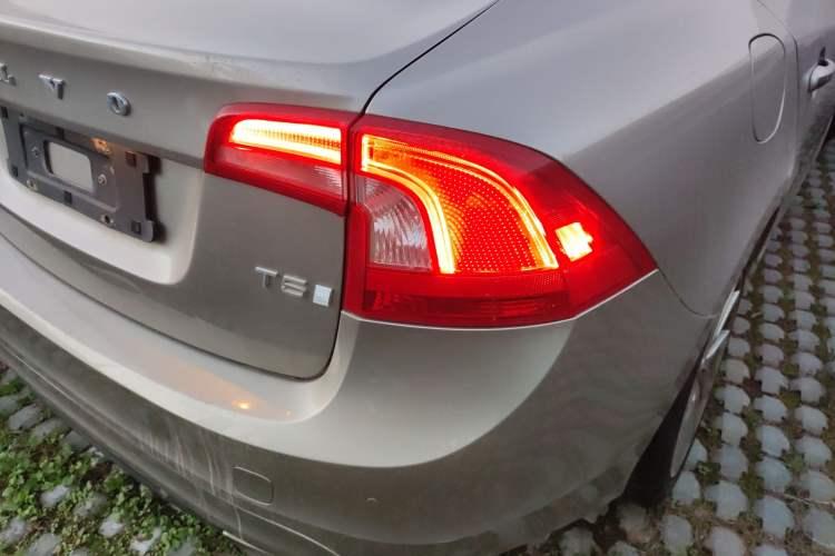 Used Volvo S60 2014 S60L 2.0T Zhiyuan Edition
