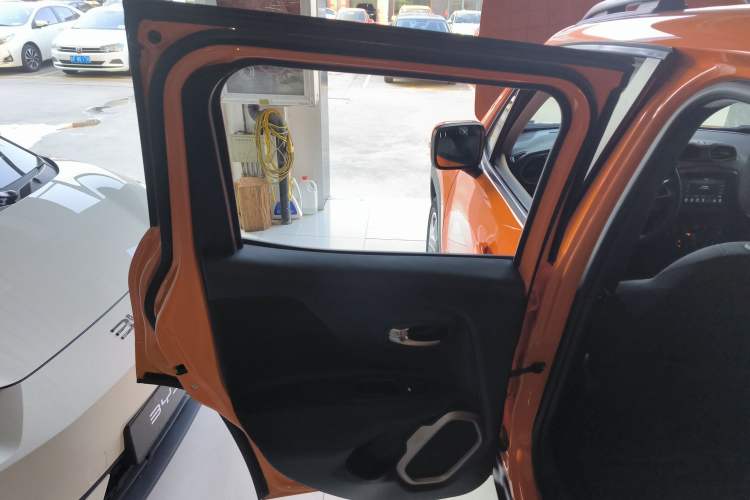 Used  Renegade 2018 Connected Large Screen Version 180T Automatic High-Energy Edition
