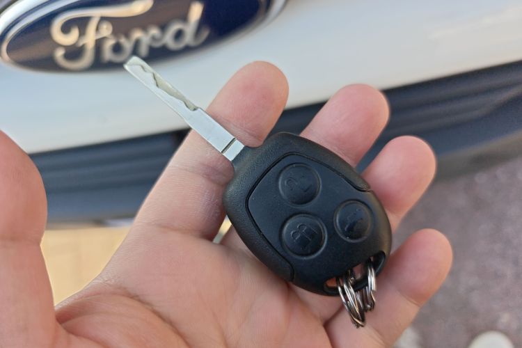 Used Ford Transit 2019 2.0T Diesel Business & Travel Mid-Drive Mid-Roof 7-Seater China VI Standard
