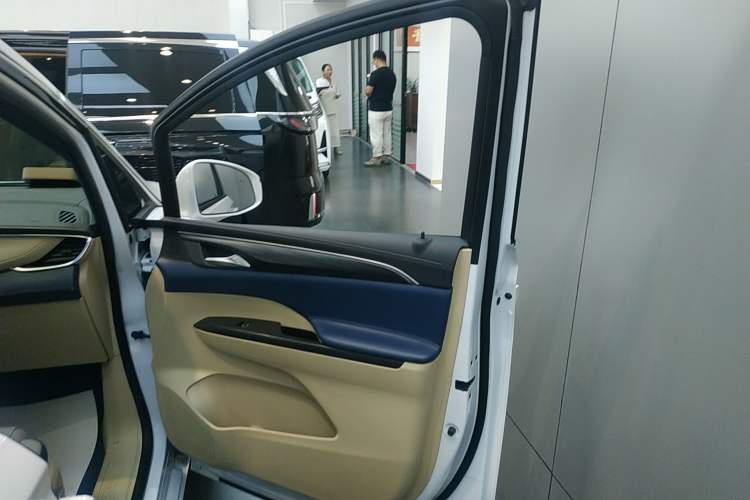 Used Buick GL8 2023 ES Lu Zun Deluxe Model
