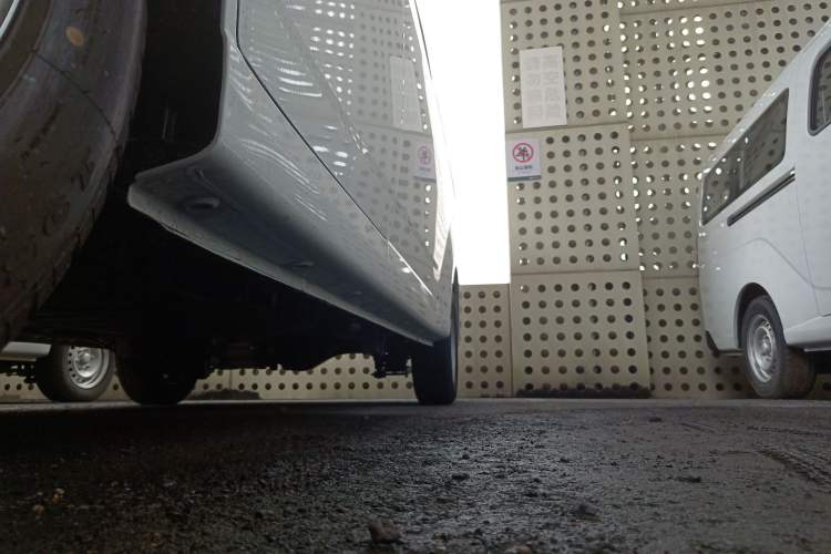 Used Wuling Yangguang 2024 300KM Comfort Version Passenger Van 75kW
