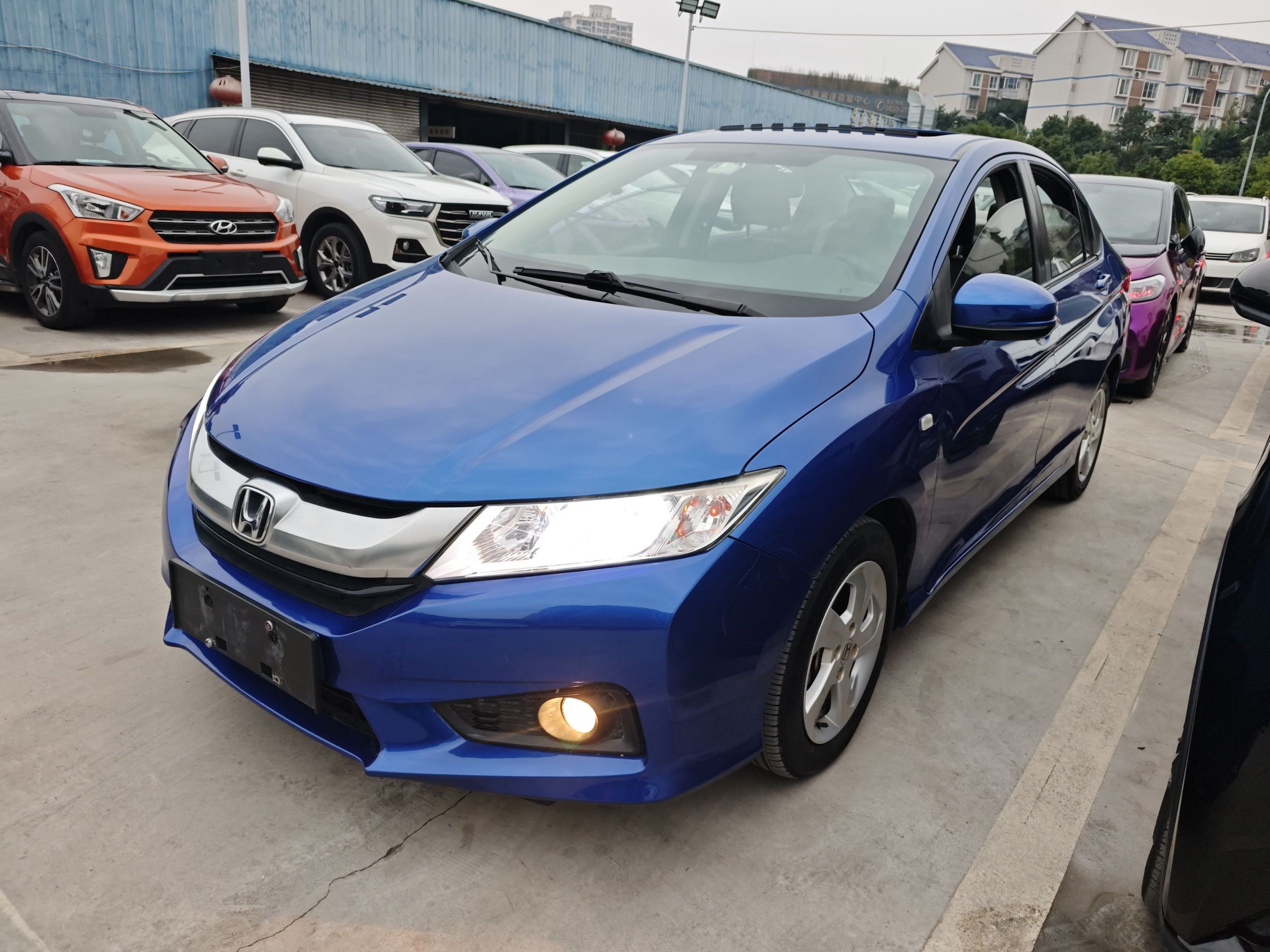 Под передней частью автомобиля