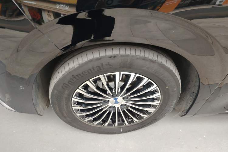 Used Denza D9 2025 DM-i Smart Drive 1020 Four-Wheel Drive Deluxe Model
