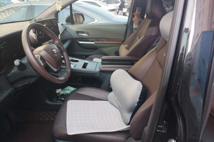 Used Toyota Granvia 2024 2.5L Hybrid Prestige PLUS Four-Wheel Drive Version