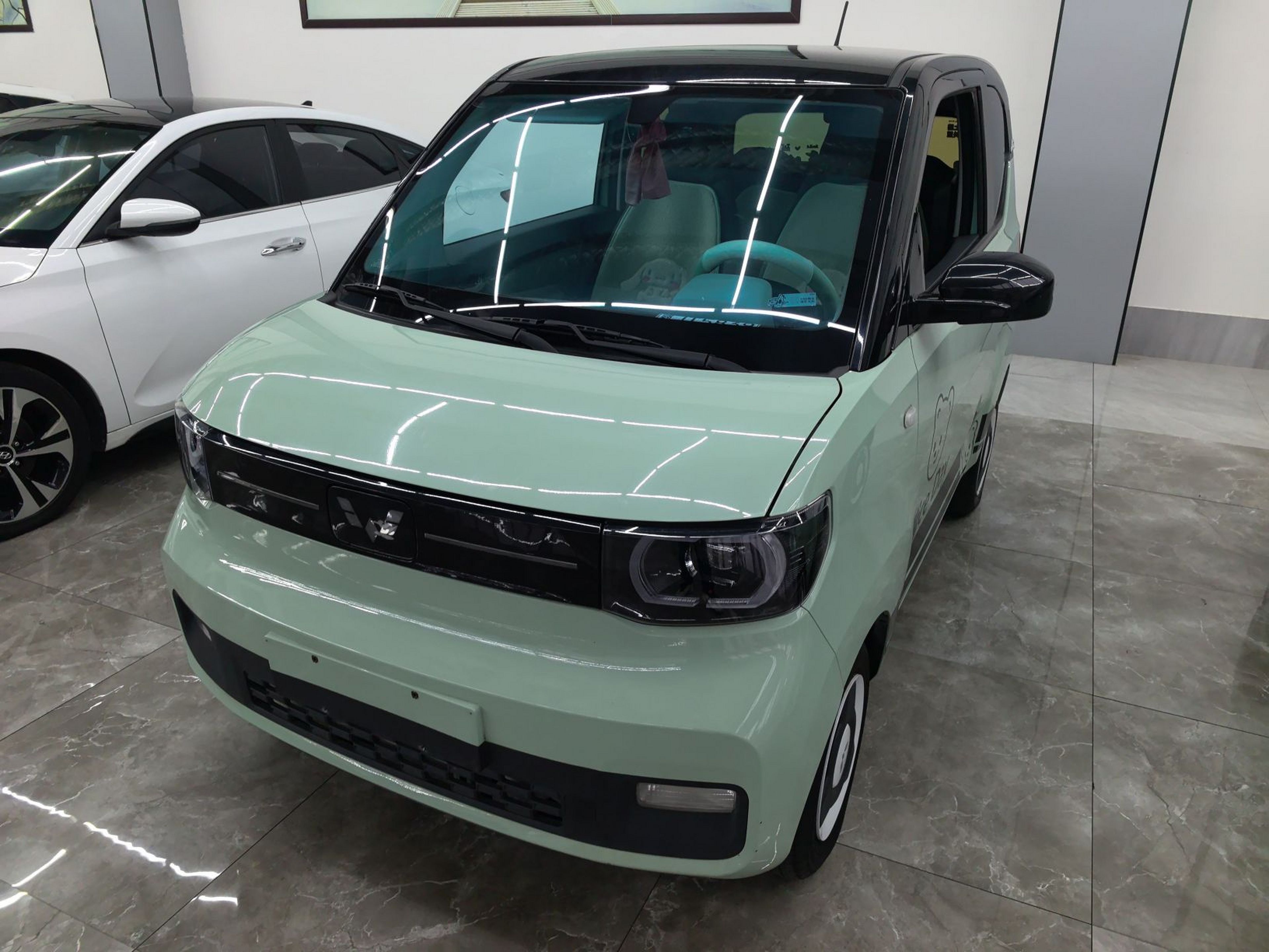 تحت مقدمة السيارة