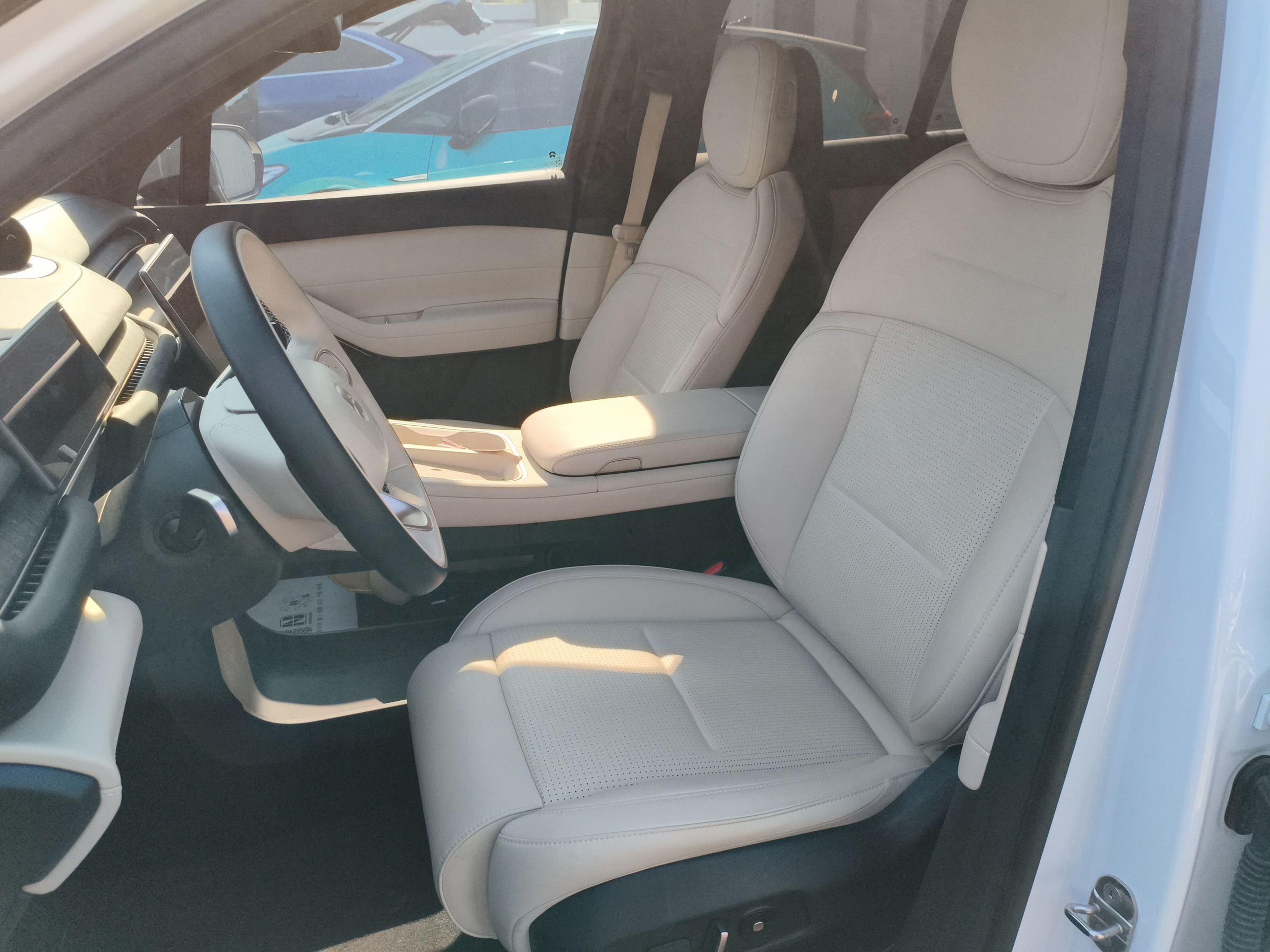 المقاعد الأمامية داخل السيارة