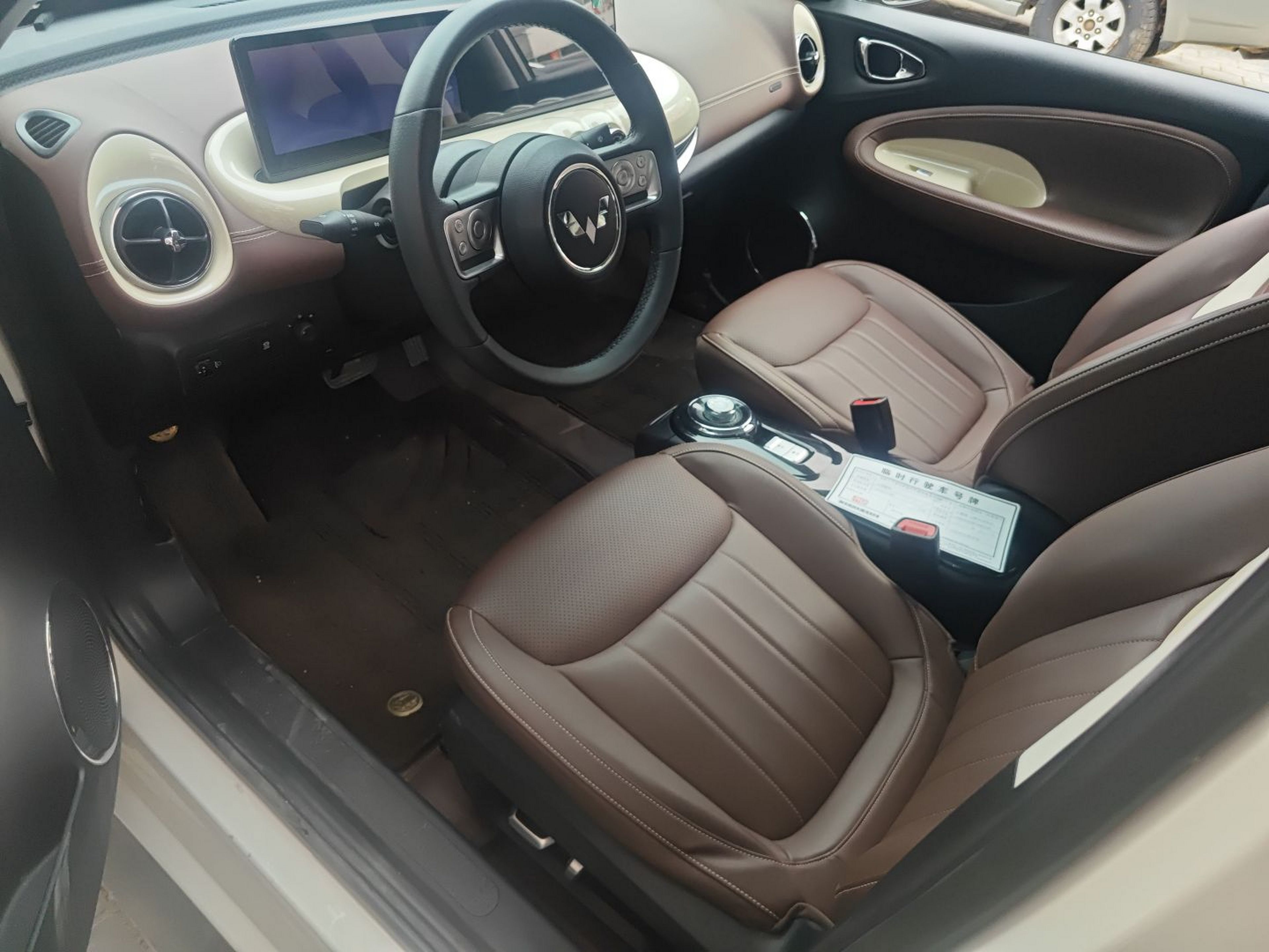 المقاعد الأمامية داخل السيارة