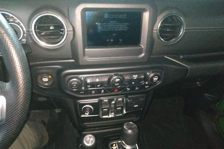 Used  Wrangler 2019 2.0T Sahara Four-Door Version China VI Emission Standard
