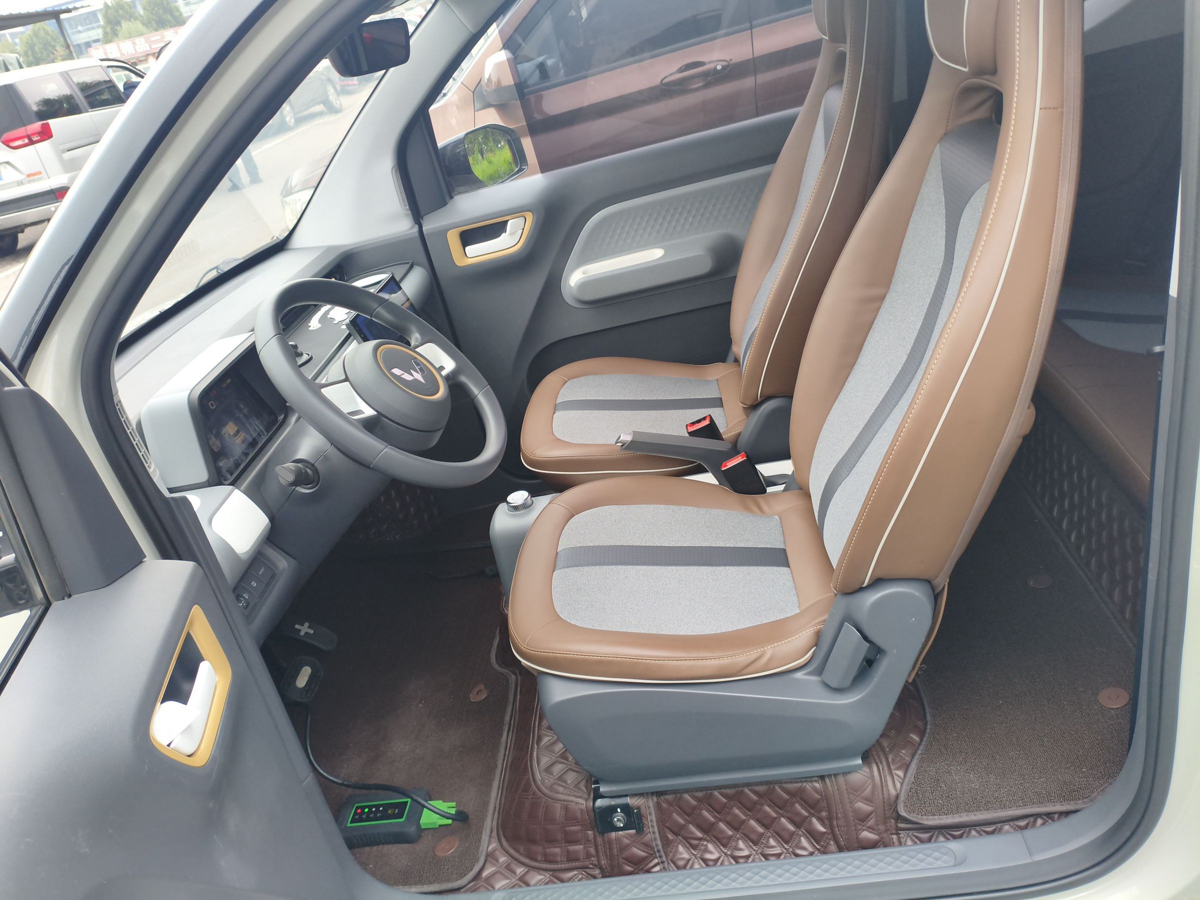 Переднее сиденье в автомобиле