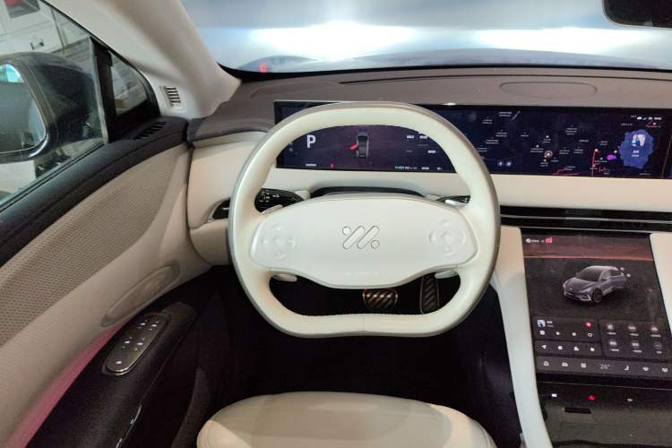 Used  LS7 2023 100kWh Lux All-Wheel-Drive Version