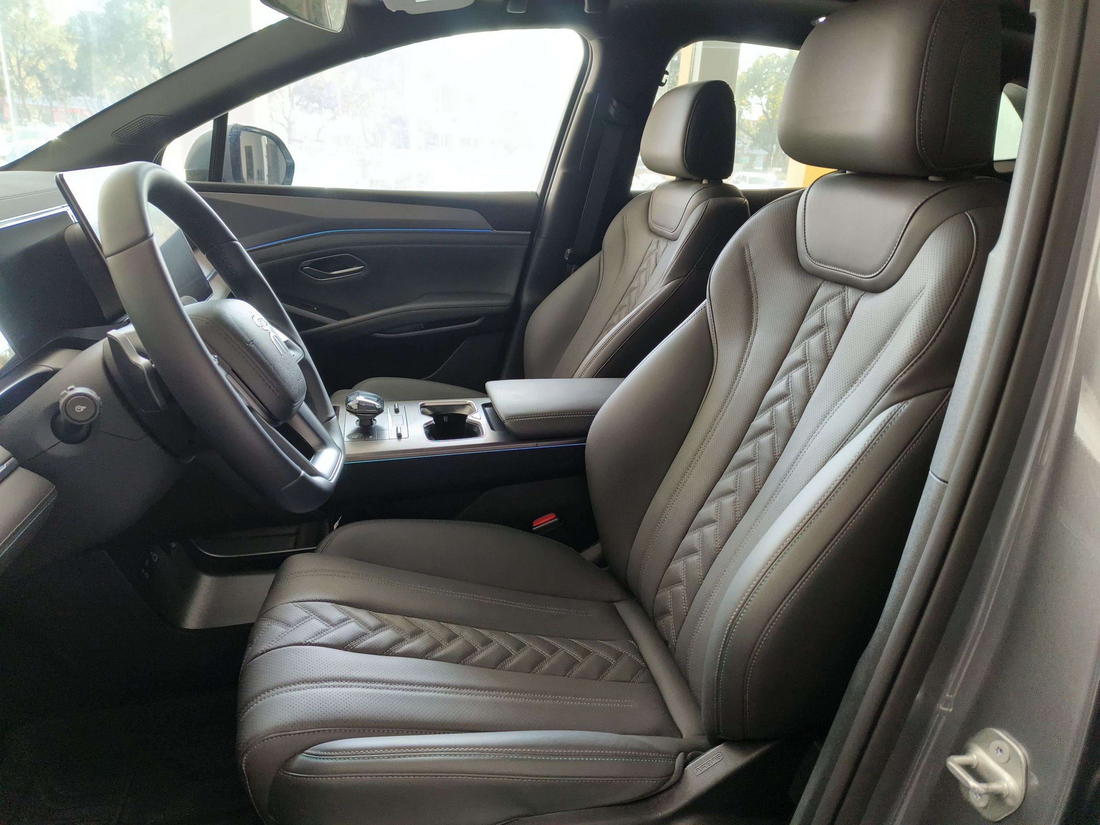 المقاعد الأمامية داخل السيارة