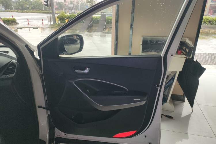 Used Hyundai Santa Fe 2013 2.4L Automatic Two-Wheel Drive Smart Version