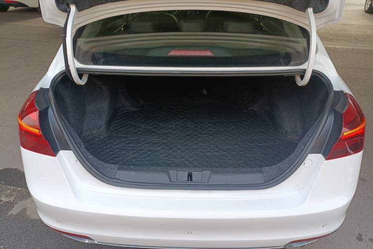 Used Geely Auto Emgrand 2019 Leading Edition 1.5L Manual Luxury Model China VI Standard
