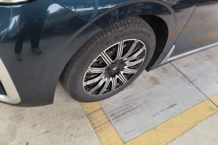 Used VOYAH Dream 2025 EV Four-Wheel Drive Flagship Kunpeng Edition
