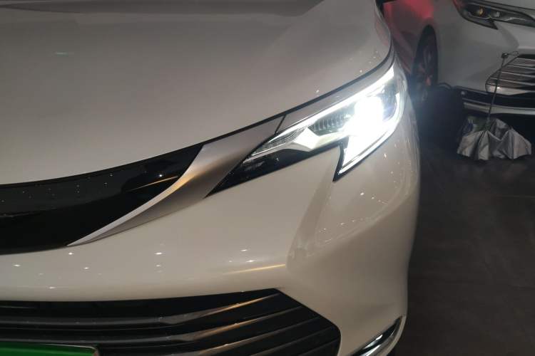 Used Toyota Sienna 2024 2.5L Hybrid Four-Wheel Drive Prestige Edition
