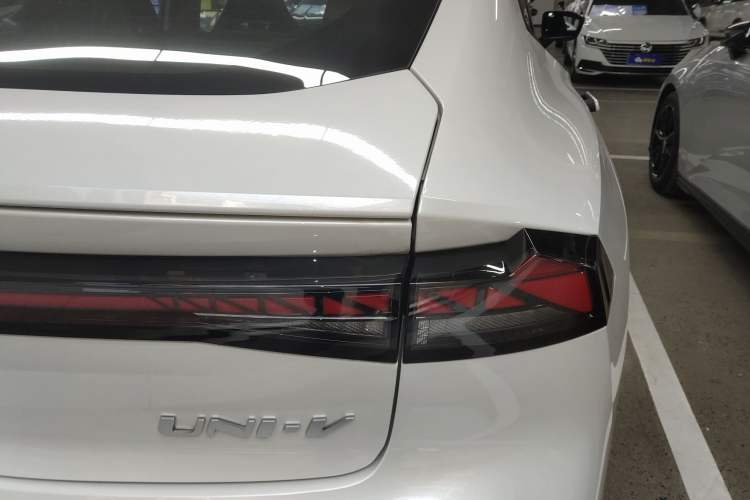 Used Changan UNI-V iDD 2024 Blue Whale Smart Electric iDD 136km ZhiKu Model
