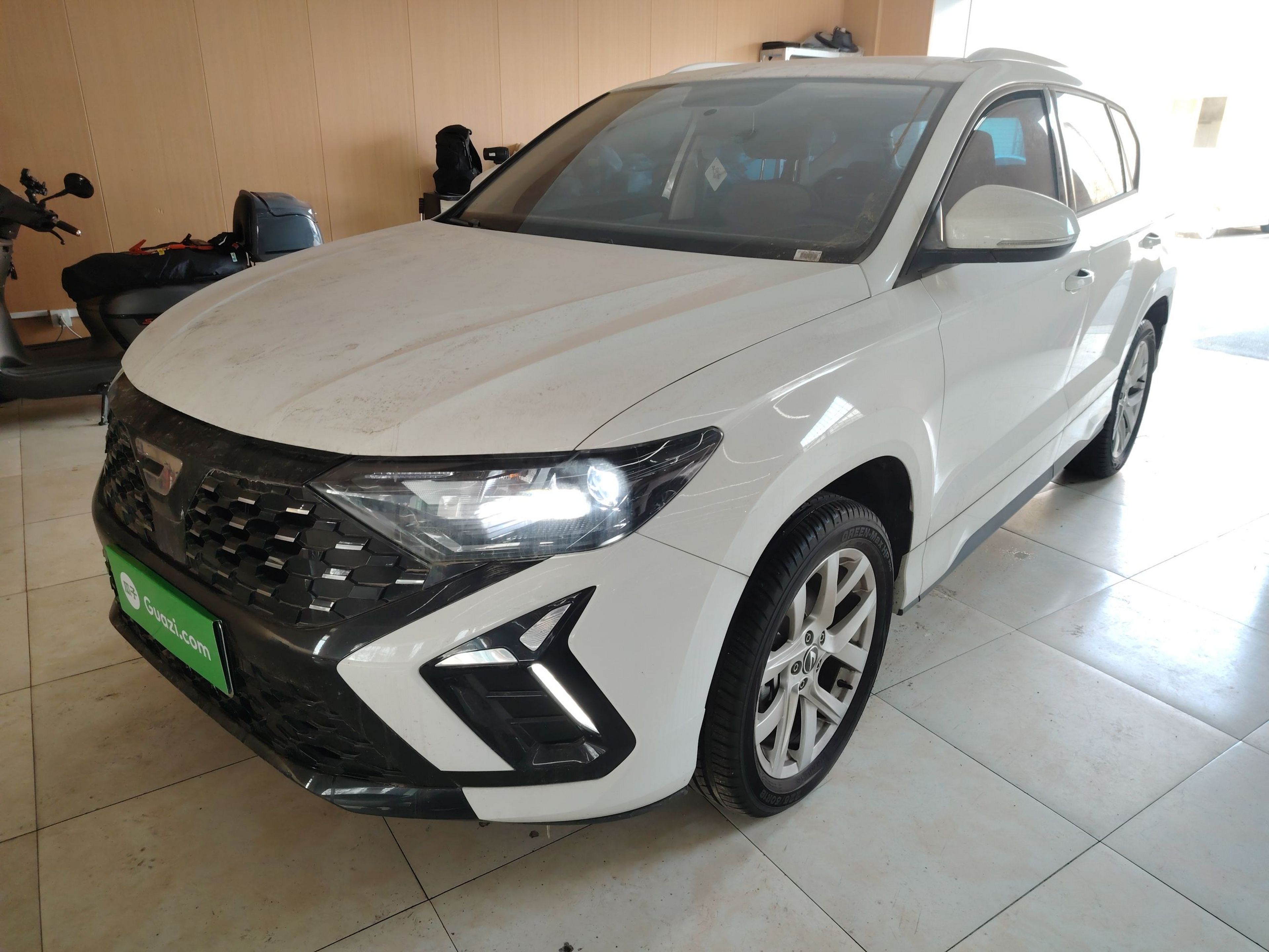 تحت مقدمة السيارة