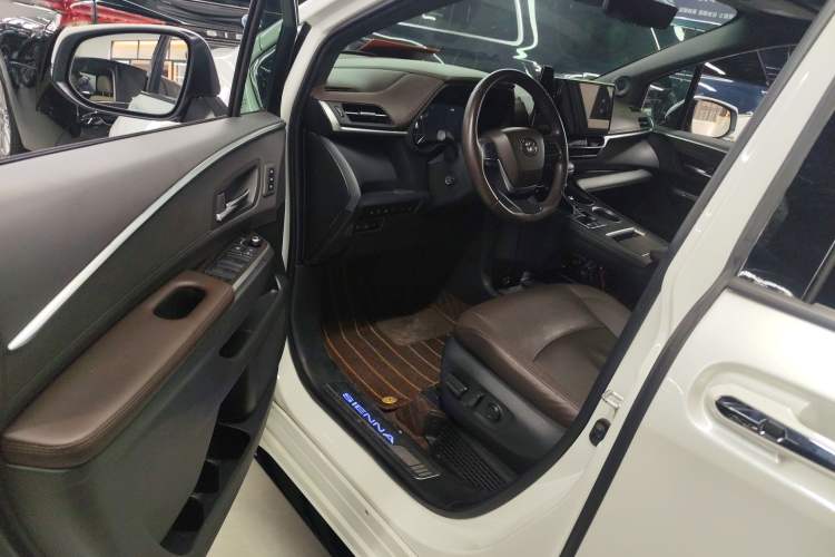 Used Toyota Sienna 2021 2.5L Hybrid Platinum Edition