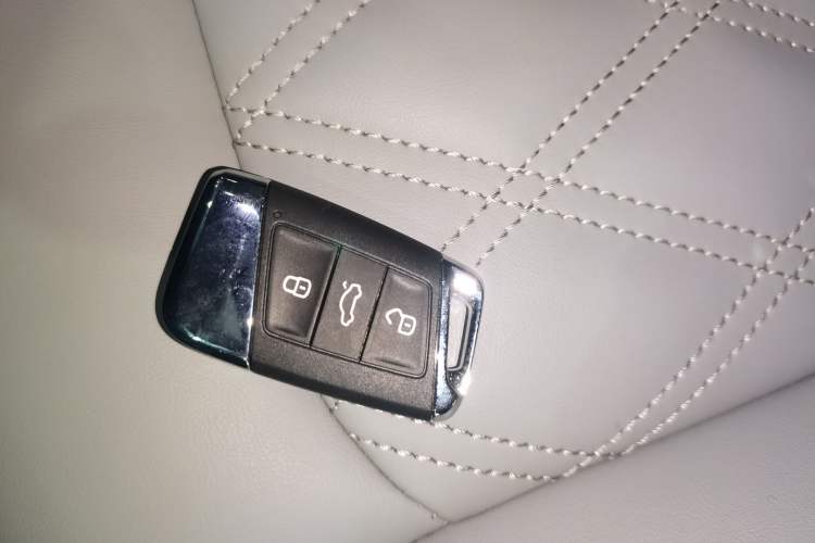 Used Volkswagen Magotan 2023 2 Million Units Limited Edition 330TSI DSG Leading Version
