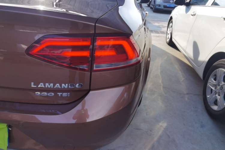 Used Volkswagen Lamando 2015 230TSI DSG Fashion Edition
