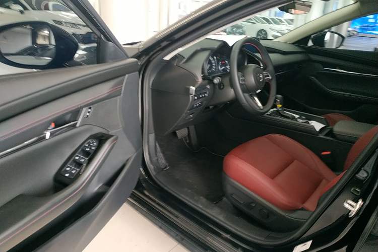 Used Mazda Mazda 3 Axela 2025 Model, 2.0L Automatic, Quality Excellence Edition