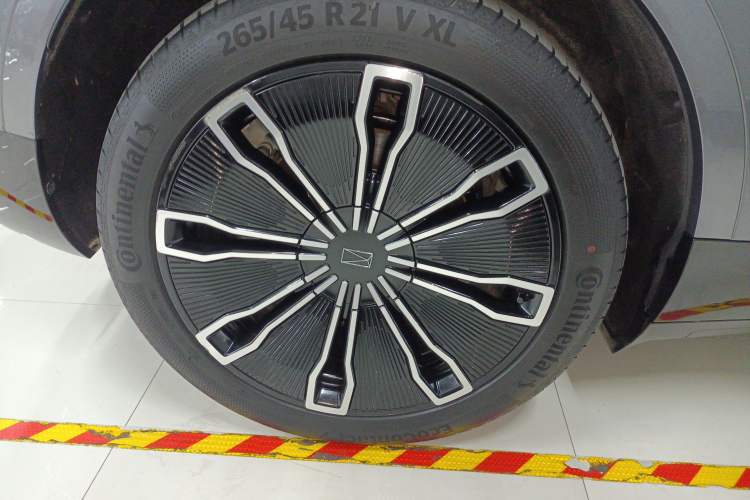 Used  07 2024 Max Extended-Range Exploration Edition
