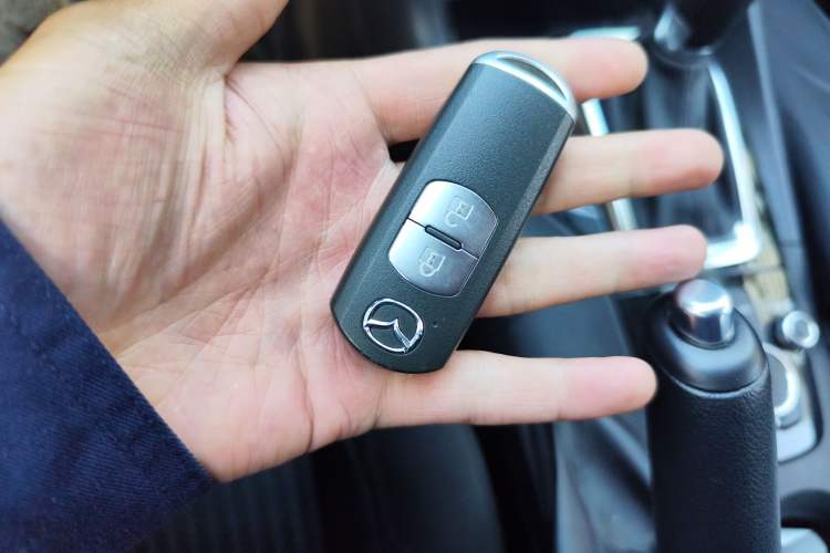 Used Mazda Mazda 3 Axela 2016 Hatchback 1.5L Automatic Luxury Model
