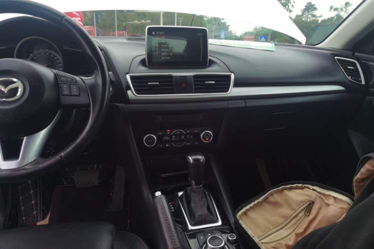 Used Mazda Mazda 3 Axela 2014 Sedan 2.0L Automatic Sport Model
