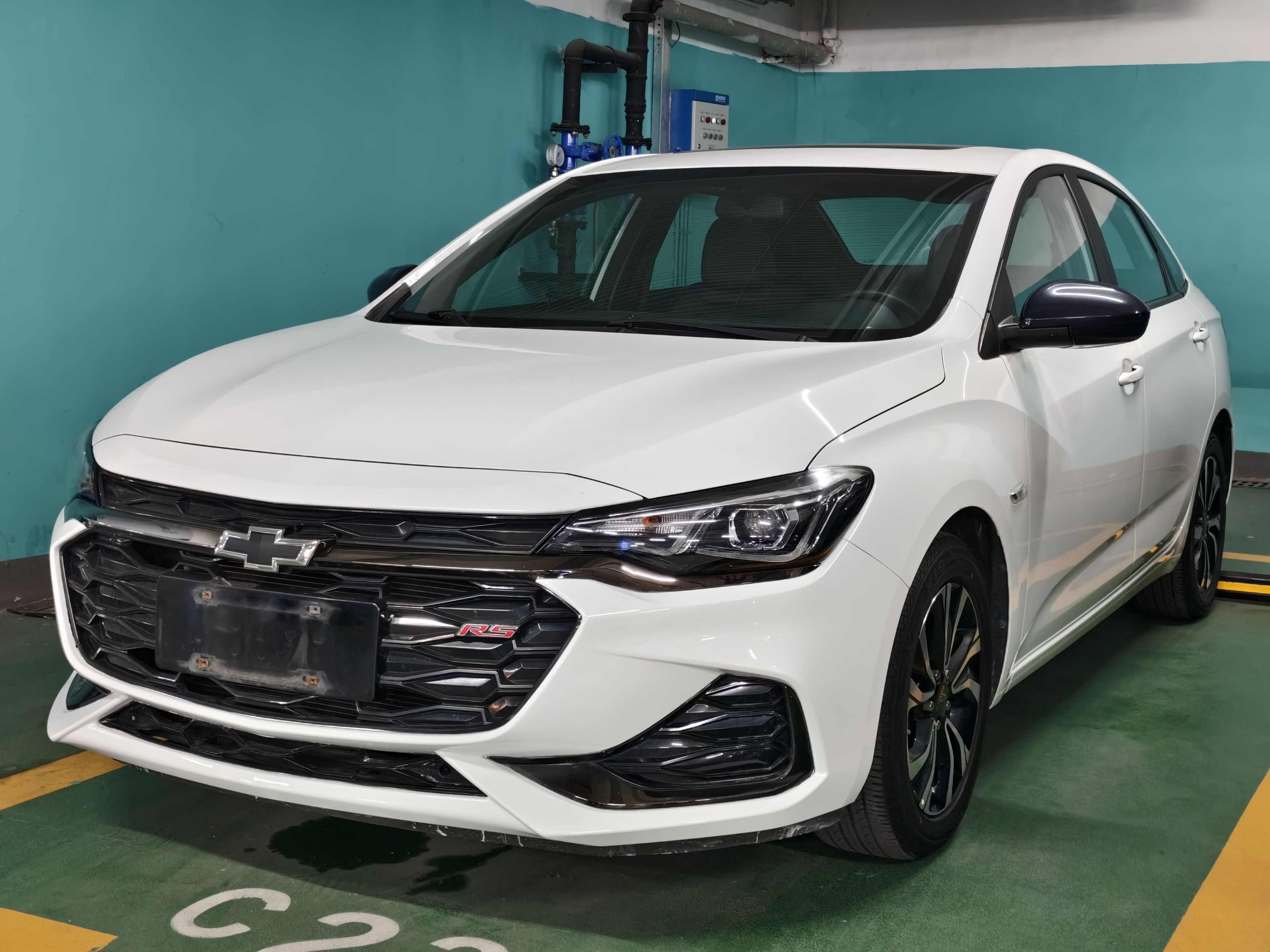 تحت مقدمة السيارة