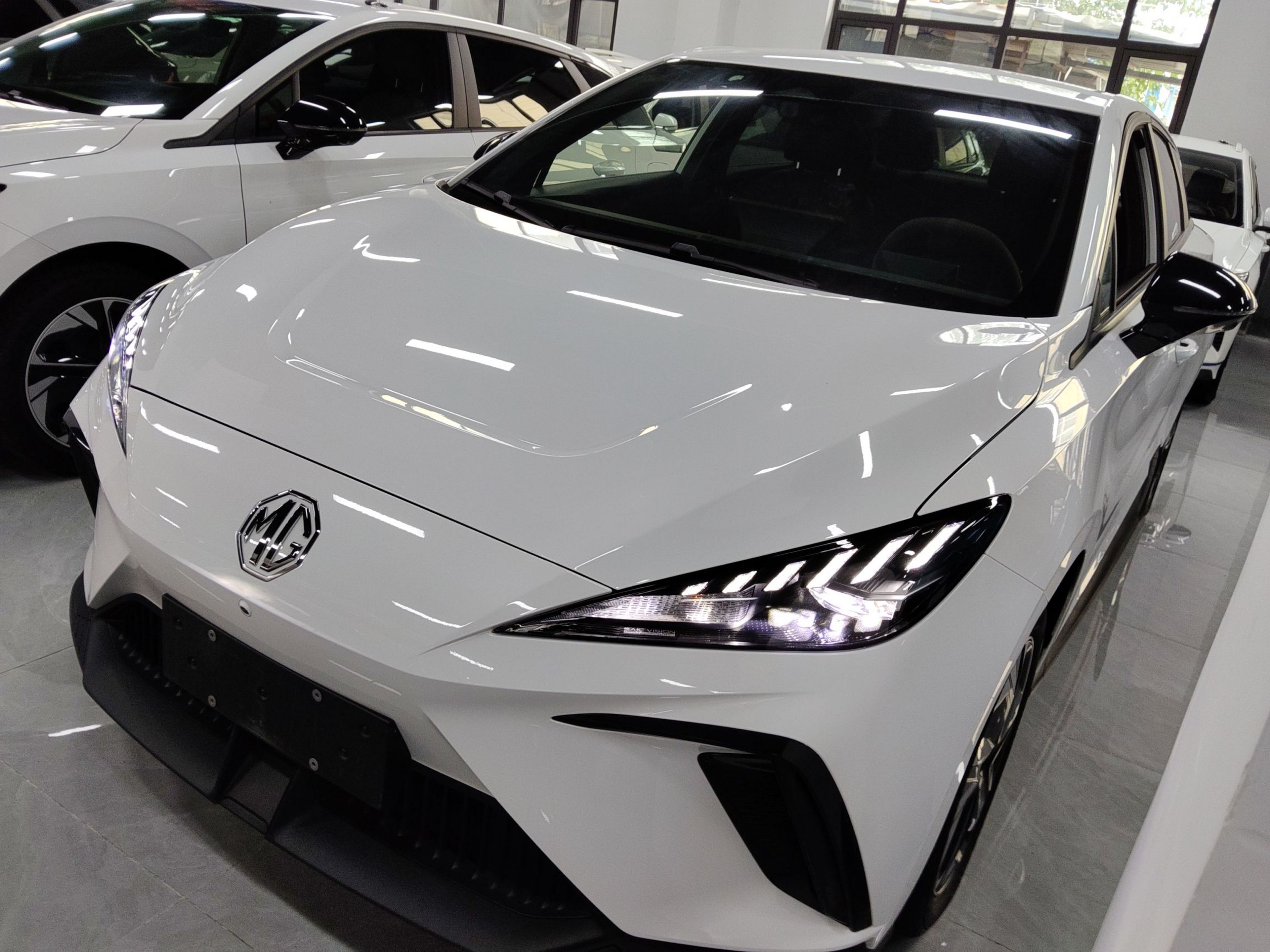 تحت مقدمة السيارة