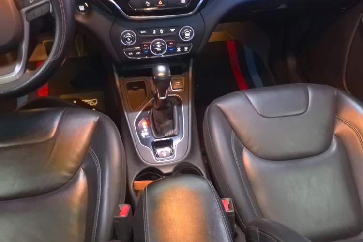 Used  Cherokee 2019 2.0T Two-Wheel Drive Smart Enjoyment Version China V
