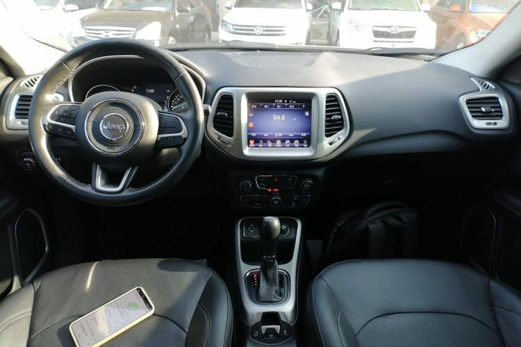 Used  Compass 2017 200T Automatic Family Edition
