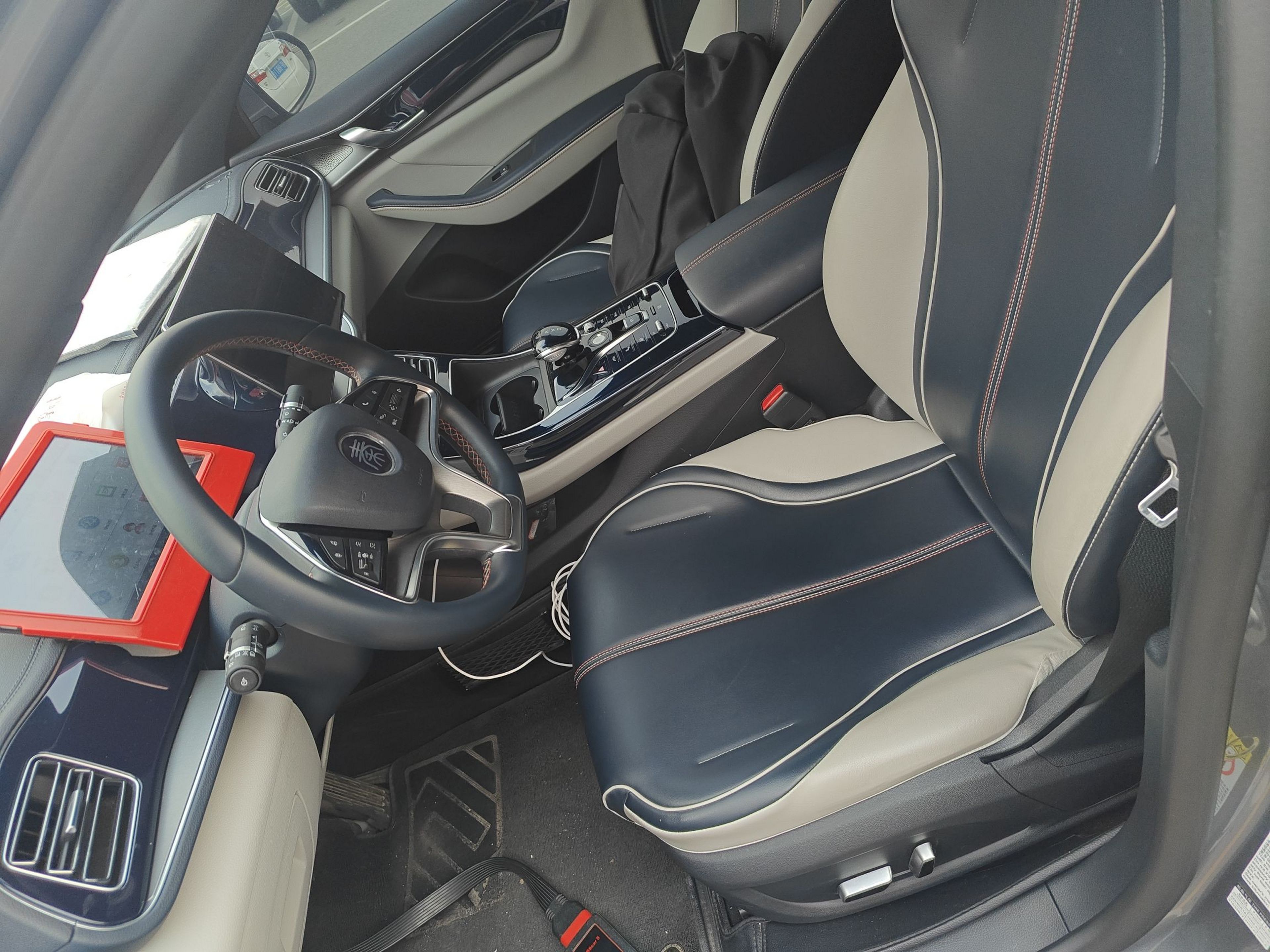 المقاعد الأمامية داخل السيارة