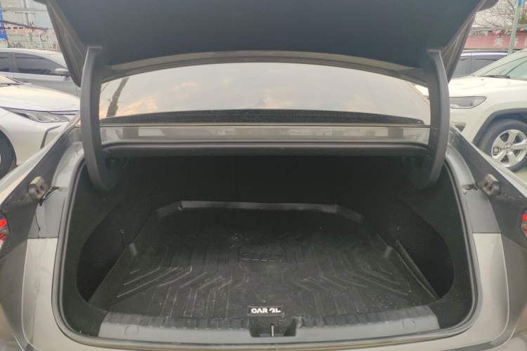 Used  E8 2024 550 km Range Rear-Wheel-Drive PRO