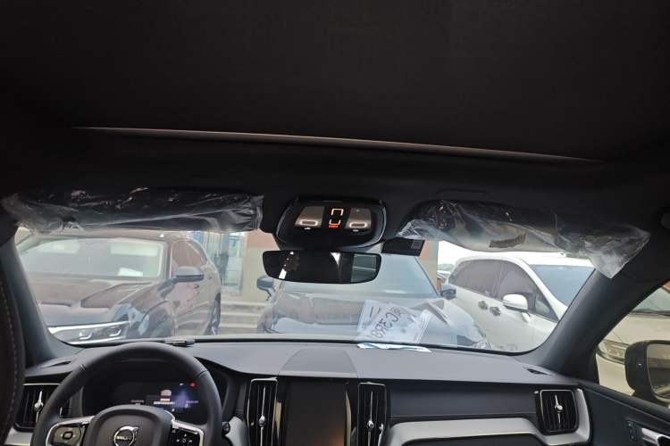 Used Volvo XC60 New Energy 2025 Plug-in Hybrid Long-Range All-Wheel Drive Zhiyuan Extreme Night Black Edition
